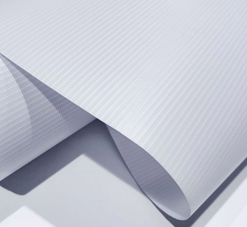 Jak potažený podsvícený banner dosahuje propustnosti světla a pevnosti v roztržení u přístřešků stanu?